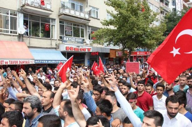 <p>Kırşehirli şehit Uzman Onbaşı Mehmet Kara için Cacabey Camisi’ninde bulunduğu Cacabey Meydanı’nda bir tören düzenlendi. </p>