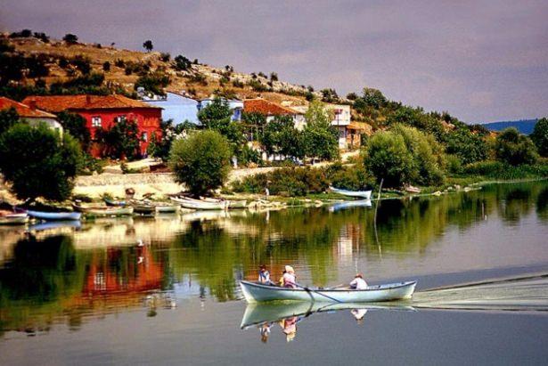 <p>Leylekle beraber 1998'de yapılan bir araştırmaya göre gölde 85 tür ürüyor. </p>
<p> </p>