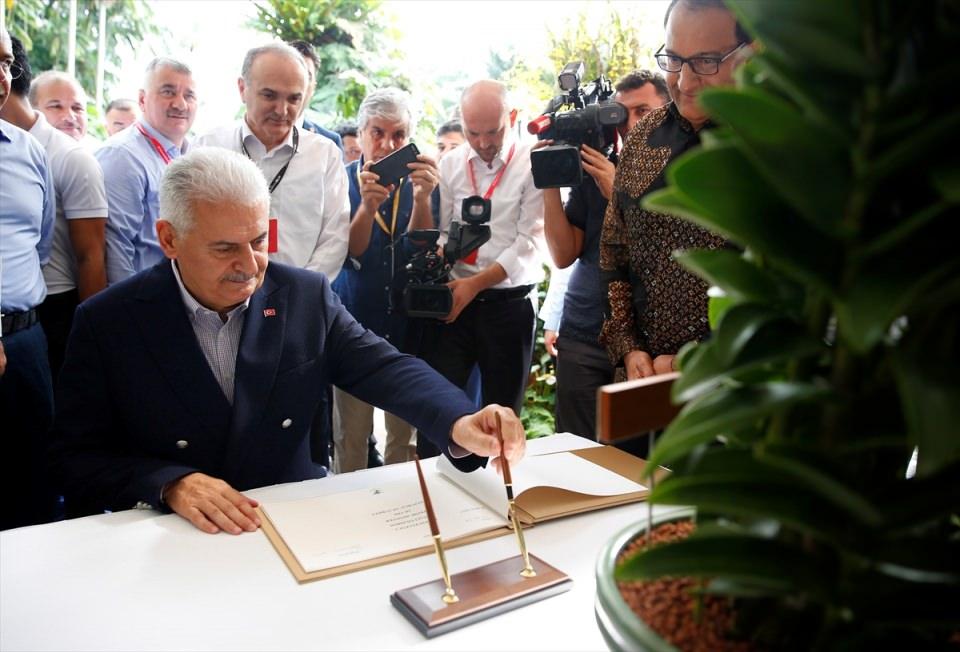 <p>Ceket giyilmeyen ve kravat takılmayan törende Başbakan Yıldırım, daha sonra devlet büyüklerinin isimlerinin verildiği çiçek adlarının kayıtlarının yer aldığı anı defterinde, ismi verilen çiçekle ilgili sayfaları imzaladı.</p>

<p> </p>
