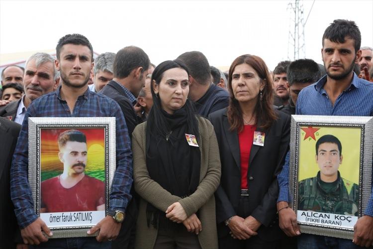 <p>Diyarbakır, Şırnak, Hakkari, Van ve Bingöl Cumhuriyet Başsavcılıklarının talimatları doğrultusunda, Demokratik Toplum Kongresi (DTK), KCK ve 6-8 Ekim olaylarına yönelik soruşturmalar kapsamında ifade vermeye gitmedikleri için aralarında HDP Eş Genel Başkanları Selahattin Demirtaş ve Figen Yüksekdağ'ın da bulunduğu 11 milletvekili gözaltına alındı.</p>

<p> </p>
