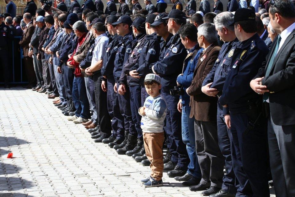 <p>Şehit polisin İstanbul Emniyet Müdürlüğünde görevli mesai arkadaşları da Çetin'i son yolculuğunda yalnız bırakmadı. Özel harekat polislerinin kortejinde, çok sayıda kişinin eşliğinde cenaze aracı, namazın kılınacağı mahalle meydanına getirildi. </p>
<p> </p>