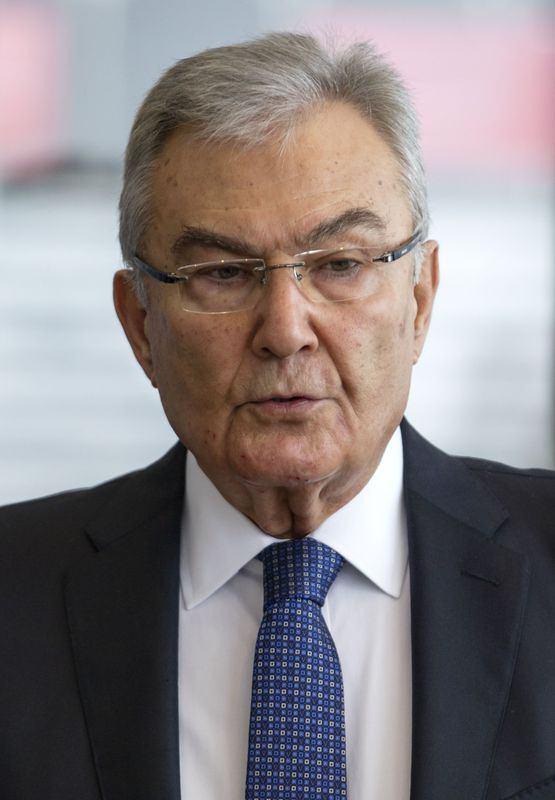 <p>Antalya Milletvekili Deniz Baykal – CHP Eski Genel Başkanı<br />
<br />
<span style="color:#FFD700"><strong>DENİZ BAYKAL KİMDİR?</strong></span><br />
 </p>

<p>Deniz Baykal, 20 Temmuz 1938'de Antalya'da doğdu. Babasının adı Hüseyin Hilmi, annesinin adı Feride'dir.</p>

<p>Öğretim Üyesi Doç. ve Avukat; Ankara Üniversitesi Hukuk Fakültesini bitirdi. Doktorasını Siyasal Bilgiler Fakültesinde tamamladı. ABD Colombia ve Berkeley Üniversitelerinde iki yıl süreyle doktora sonrası çalışmalarına devam etti.<br />
Siyasal Bilgiler Fakültesinde siyaset bilimi doçenti olarak öğretim üyeliği görevinde bulundu. Siyaset bilimi alanında kitap ve makaleleri yayınlandı. Sosyalist Enternasyonal Başkan Yardımcılığına seçildi. Cumhuriyet Halk Partisi Genel Başkanlığı görevinde bulundu.<br />
15 (4), 16 (5), 18, 19, 20, 22 ve 23. Dönemlerde Antalya Milletvekili seçildi. Türkiye Avrupa Birliği Karma Parlamento Komisyonu Eşbaşkanlığını yürüttü. Avrupa Konseyi Parlamenterler Meclisi Üyeliğine seçildi. 37. Hükümette Maliye Bakanlığı, 42. Hükümette Enerji ve Tabii Kaynaklar Bakanlığı, 52. Hükümette Dışişleri Bakanı ve Başbakan Yardımcılığı görevlerini üstlendi.<br />
Çok iyi düzeyde İngilizce bilen Baykal, evli ve 2 çocuk babasıdır.</p>
