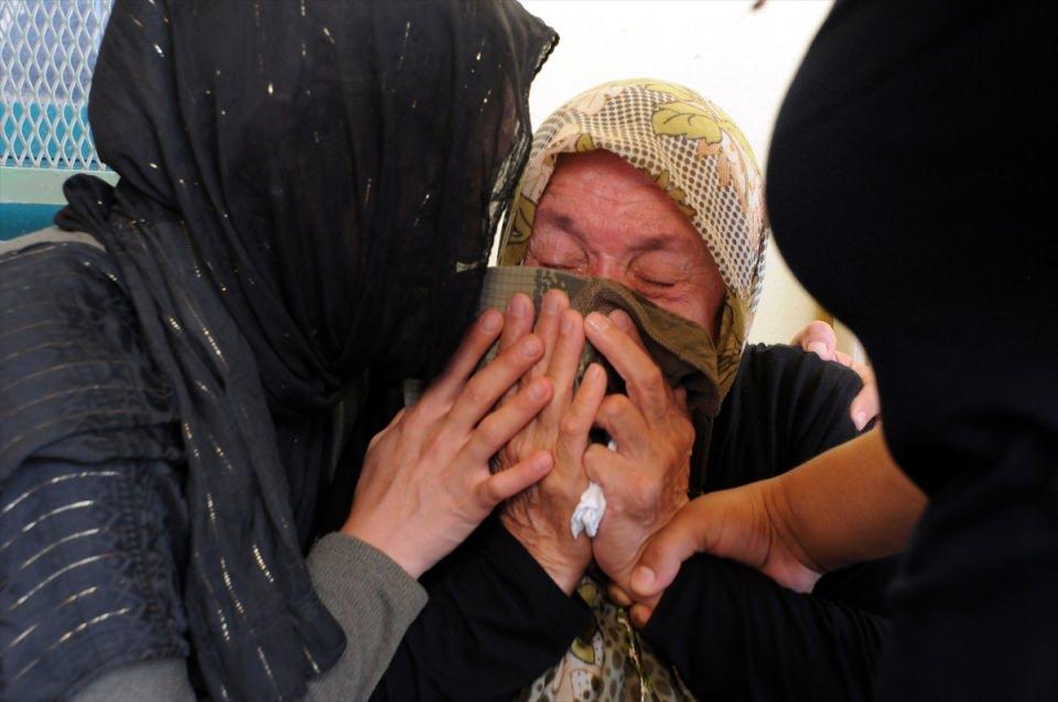 <p>Van'ın Çaldıran ilçesinin Tendürek Dağı bölgesinde güvenlik güçlerince yürütülen operasyonlarda, terör örgütü PKK militanları ile çıkan çatışmada şehit düşen Astsubay Üstçavuş Suat Petek'in (36) cenazesi, memleketi Osmaniye'nin Kadirli ilçesinde toprağa verildi. Törende, şehidin annesi Elif (sol 2) ve kardeşi Oğuzhan (sağ 2) Helvacı'yı yakınları teskin etmeye çalıştı.</p>
