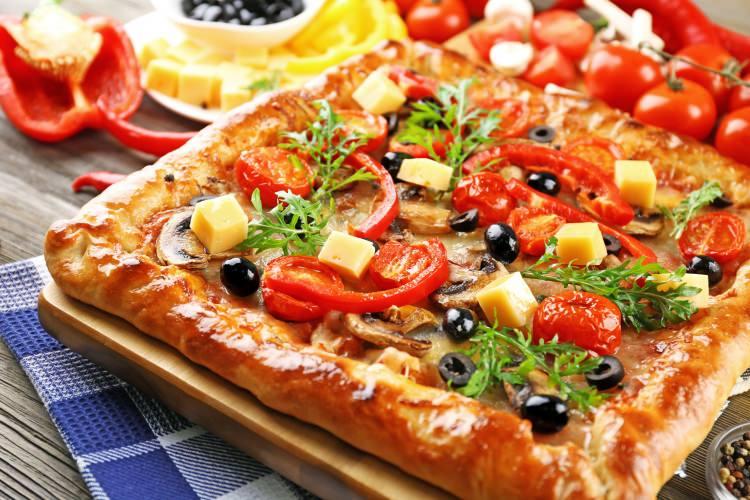 <p>Portekiz'de yapılan araştırmalara göre haftanın bir günü ister hamburger ister pizza isterseniz de sevdiğiniz herhangi başka bir yiyecek için ayırırsanız, daha hızlı kilo verirsiniz. </p>