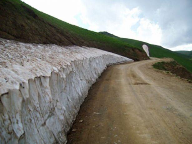 <p>Site kullanıcıları, yolun tehlike sıralamasında Bolivya’daki yolu geçtiğini sık sık belirtirken, o yolun sadece turistik amaçlı kullanıldığını, Bayburt’taki yolun ise insanlar için önemli bir güzergah olduğunu anlattılar.</p>