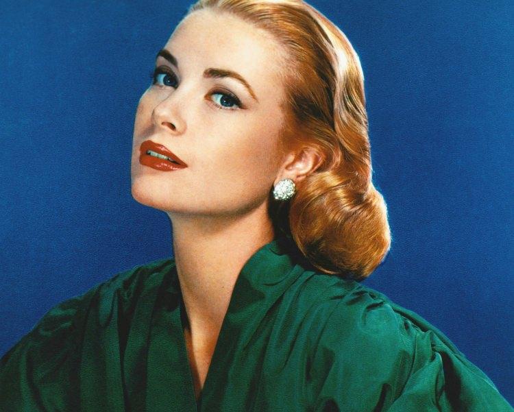 <p><strong>Grace Kelly</strong></p>

<p>Son yıllarda çok kullanılan kontür tekniği o yıllarda da modaymış. Kelly de kontürü güzel kullanarak yüzünü daha güzel gösteriyormuş.</p>
