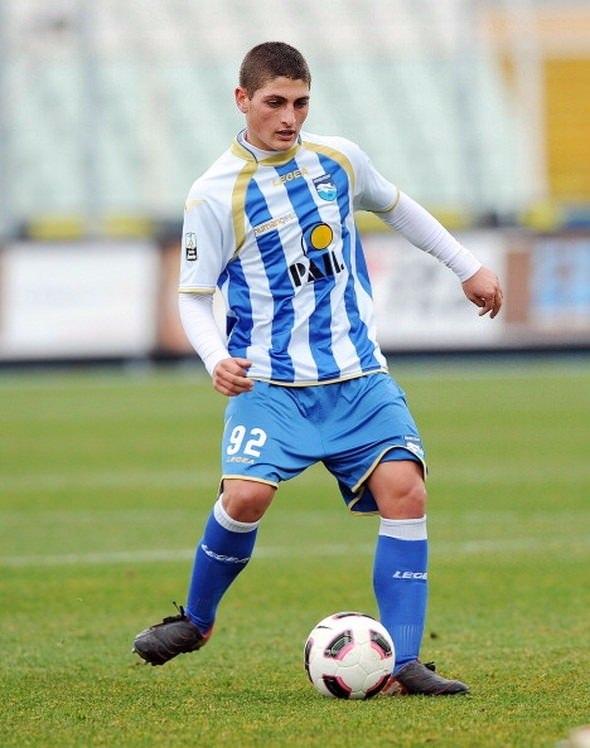<p>MARCO VERRATTI | Pescara'da futbol oynarken ''Bu da kim?'' dediğimiz ve çok da geçmeden bizleri kendine hayran bırakırken, şahsına münhasır oyun tarzıyla ve kalitesiyle transferine Milyon Euro'lar ödeten İtalyanların altın çocuğu Marco Verratti! Futboluyla birlikte o da sitemize katkı sağlayan yazarlardan birisi... Hem ayağıyla hem de kalemiyle futbol dünyasına katkı sağlamaya devam ediyor.</p>
<p> </p>