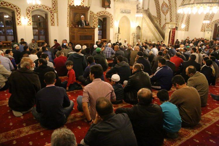 <p>Hatay / Türkiye</p>

<p> </p>

<p>Hatay'da, Anadolu'da inşa edilen ilk cami olma özelliğini taşıyan Habib-i Neccar Camisi'nde Regaip Kandili nedeniyle program düzenlendi. Üç ayların müjdecisi olarak kabul edilen Regaip Kandili, dolayısıyla Habib-i Neccar Camisi'nde düzenlenen programa katılan vatandaşlar namaz kılıp dua etti.</p>

<p> </p>

