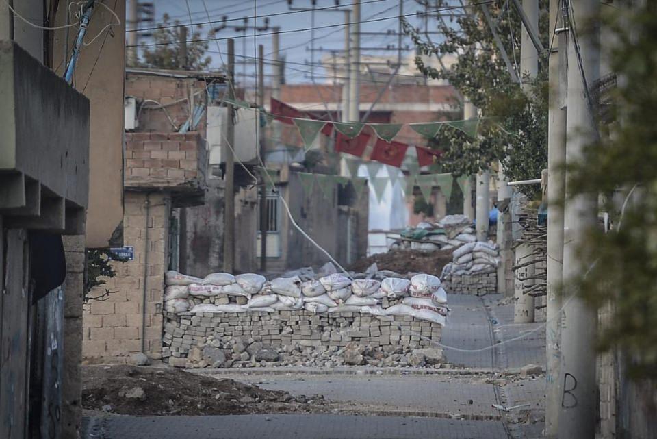 <p>Jandarma ve polis özel harekat ekiplerince yürütülen operasyon sivillerin zarar görmemesi için hassasiyetle yürütülüyor.</p>
<p> </p>