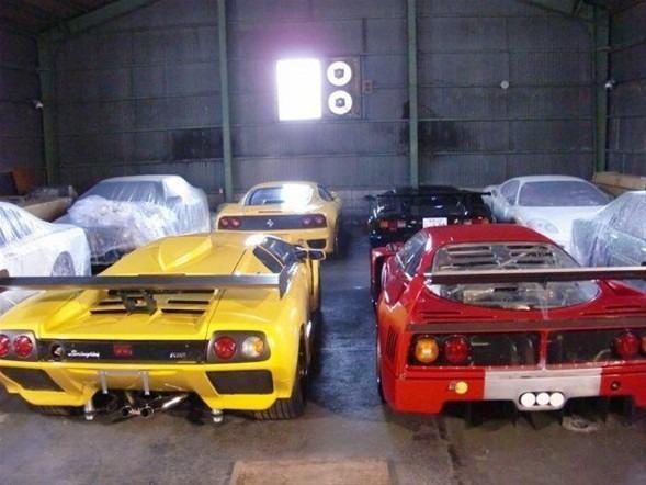 <p>İsmi açıklanmayan Japon bir multimilyonerin garajı görüntülendi. Ülkenin en zengin isimlerinden bir olduğu düşünülen multimilyoner, lüks araba tutkusunu biraz abartmışa benziyor.</p>

<p> </p>
