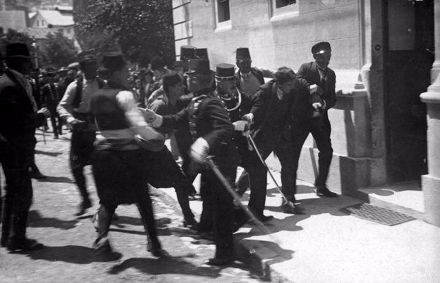 <p>5. Sırp milliyetçisi, bir ihtimal Gavrilo Princip, daha büyük olasılıkla yancısı Ferdinand Behr, Arşidük Franz Ferdinand suikastının sonrasında yakalanıp Sarayevo'daki polis karakoluna götürülüyor</p>

<p>28 Haziran 1914. </p>
