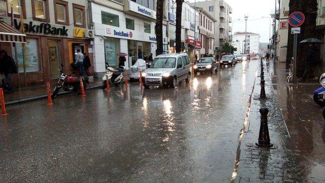 <p>Ayvalık ilçesinde etkili olan sağanak nedeniyle bazı ev ve iş yerlerini su bastı. Çamlık mevkisinde yağışla birlikte oluşan hortumun devirdiği ağacın altında kalan bir otomobil kullanılmaz hale geldi. </p>

<ul>
</ul>

<ul>
</ul>
