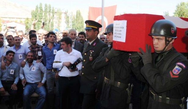 <p>Hakkari'nin Şemdinli ilçesinde bölücü terör örgütü PKK mensuplarının saldırısının ardından çıkan çatışmada şehit düşen sözleşmeli Piyade Er Batıkan Avcı'nın cenazesi, Erzurum'da toprağa verildi.</p>