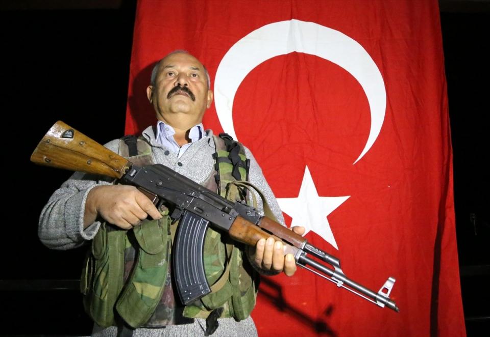 <p>"O yüzden canı gönülden askerimize kılavuzluk yaparak bu işte mücadele ediyoruz. Birçok operasyonlara katıldık meşakkatli ve zor durumda kaldığımız çok oldu ama bu şekilde yapmasaydık köyümüzde huzur kalmazdı. Köyümüzün şu an huzuru varsa bu da korucularımızın sayesinde, kendi namusumuzu köyümüzü korumak ve devletimize sahip çıkmak için bu işe gönül koyduk. Bir avuç çapulcu terörist gelip köyümüzde gezecek diye kendi köyümüzden topraklarımızdan mı çekineceğiz.</p>
