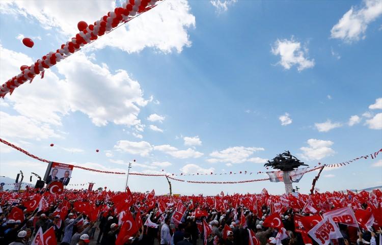 <p>Gündoğdu Meydanı'nda düzenlenen "İzmir Buluşması"na vatandaşlar ilgi gösterdi.</p>