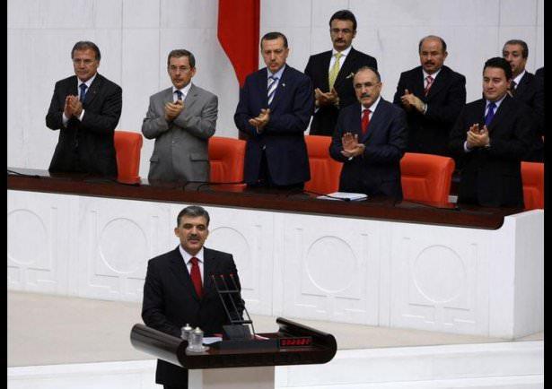 <p>Cumhurbaşkanı Erdoğan'ın Meclis'teki yemin töreni, Gül'ün 7 yıl önceki yemin töreninden hemen her anlamda farklıydı. Al Jazeera'nin haberine göre Köşk'teki devir teslim de 7 yıl öncesinden farklı bir görüntü sundu.</p>
