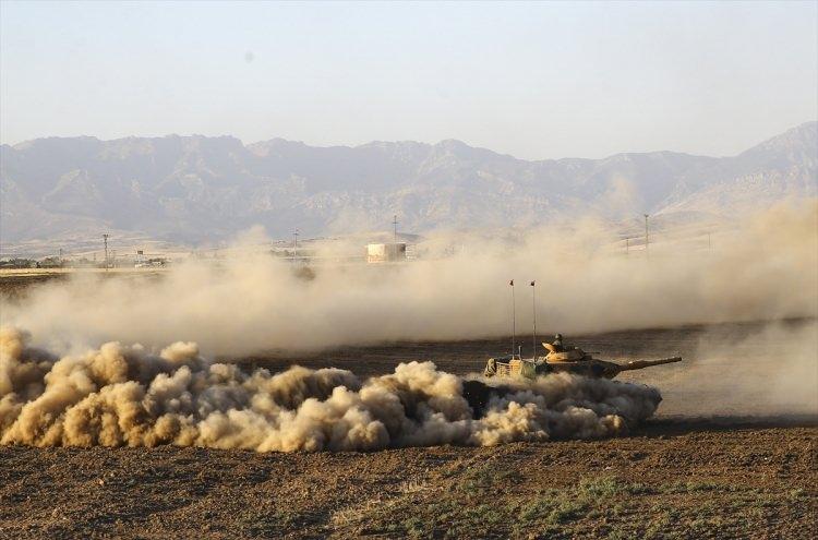 <p>Irak sınırındaki Habur Sınır Kapısı'na yaklaşık 3 kilometre mesafede tır parkının karşısındaki alanda 7. Kolordu Komutanı Tümgeneral Sinan Yayla sevk ve idaresinde 28. Mekanize Tugay Komutanı Tuğgeneral Ahmet Kurumahmut emir komutasında yürütülen tatbikat, on ikinci gününe girdi.</p>