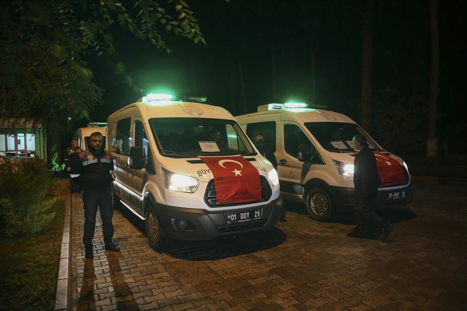 <p> İl Müftüsü Arif Gökçe'nin duasının ardından cenazeler konvoy halinde Aladağ ilçesine hareket etti. Cenazeler, ilçeye bağlı Köprücük, Kışlak ve Karahan mahalleleri ile Mersin'in Tarsus ilçesinde toprağa verilecek.</p>