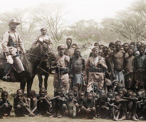 <p><span style="color:#FFD700"><strong>Almanların Batı Afrika'da Namibyalılara</strong> <strong>Uyguladığı Soykırım</strong></span><br />
<br />
Almanlar 1891 yılında hammadde ve işgücü ihtiyaçlarını karşılamak için Güney Batı Afrika (Namibya)'ya sömürge kurmak amacıyla çıktılar. Bölgedeki çok zengin altın ve zümrüt madenlerini ele geçirmenin yolunun yerel Herero ve Nama halklarını yok etmek olduğuna karar veren Almanlar harekete geçti. Bu emir üzerine adanın yerlileri Herero ve Namalar üzerine taarruz eden Alman askerleri yaşlı, kadın, çocuk dinlemeden herkesi katlettiler. Katliamdan kurtulanlar işkenceyle öldürüldü. Yaklaşık 132 bin yerliden geriye 15 bini sağ kalabildi.</p>
