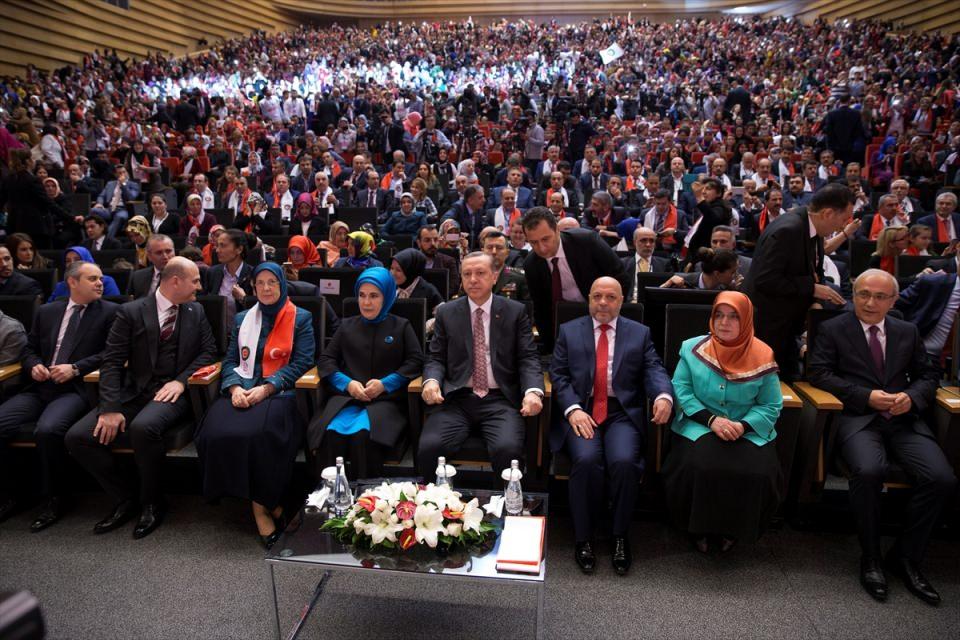 <p>Bizim medeniyetimizde emek kutsaldır, bunun için çalışanın hakkının teri kurumadan verilmesi gerekmektedir. Bu bakımdan ahilik teşkilatı çok özgün ve önemli bir kurumdur. Vakıf müessesi de emeğin korunmasında yardımcıdır. </p>