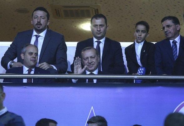 <p>Cumhurbaşkanı Recep Tayyip Erdoğan dün akşam büyük bir sürpriz yaparak, Fenerbahçe ile Anadolu Efes arasındaki Cumhurbaşkanlığı Kupası maçını izledi.</p>

