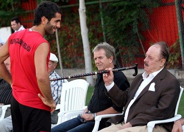 <p>Bir bakkal açılır, onun iyi iş yaptığını gören hemen yanına bir başka bakkal açar, her ikisi de rekabet edip batar!” Cavcav, Afrika’daki kaynağının kurumasını böyle anlatıyor. “Afrika’dan 100 bin dolara aldığımız adamlar için 1 milyon dolar teklif eden takımlar ortaya çıkınca, bizim verdiğimiz parayı beğenmez oldular ve o kapı kapanıverdi. İnan o paraya Güney Afrika’da bir takımı, hem de tüm oyuncularıyla alırsın!”</p>
