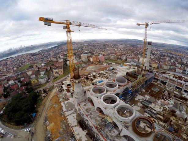 <p>Diğer 2 minarenin ise doksanar metre yüksekliğinde ve 2 şerefeli olarak yapıldığına dikkati çeken Külünk, “Minarelerimizin bir tanesinin yüksekliği 40 metreyi geçti, diğeri 25 metre civarında.</p>
