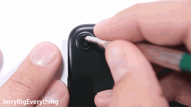 <p>Apple'ın safir camdan olan lensi de çiziliyor.</p>

<p> </p>
