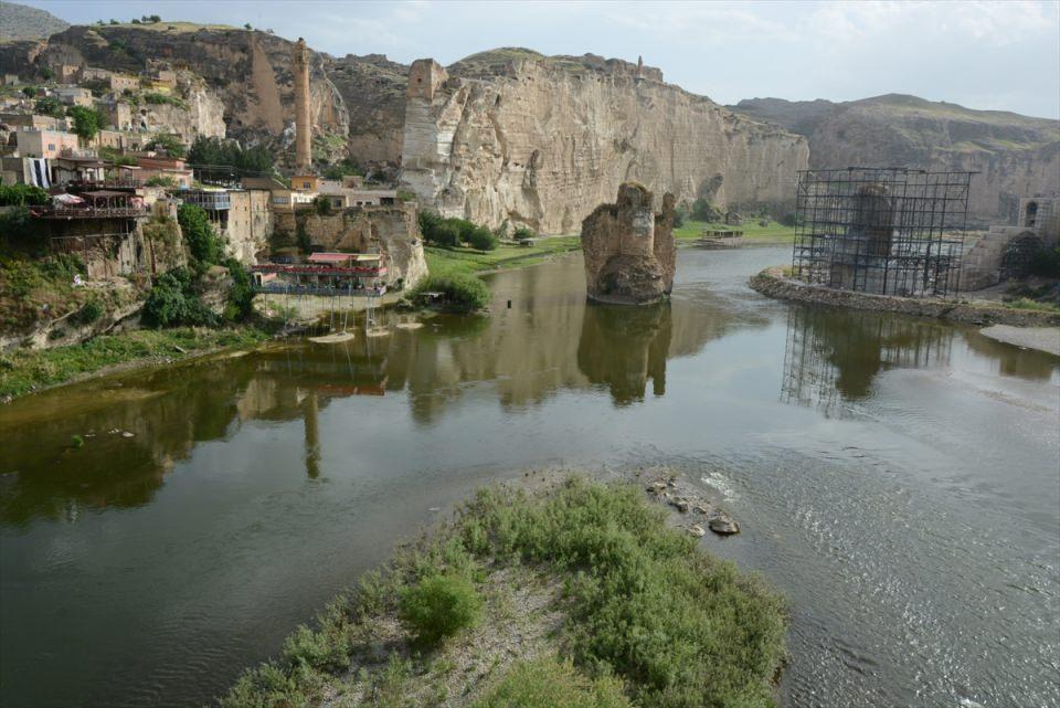 <p>Taşınacak eserlerin yeni yerleşim birimindeki Kültür Parkı içerisine veya çevresine yerleştirileceğini kaydeden Baygüven, şöyle konuştu:</p>

<p> </p>
