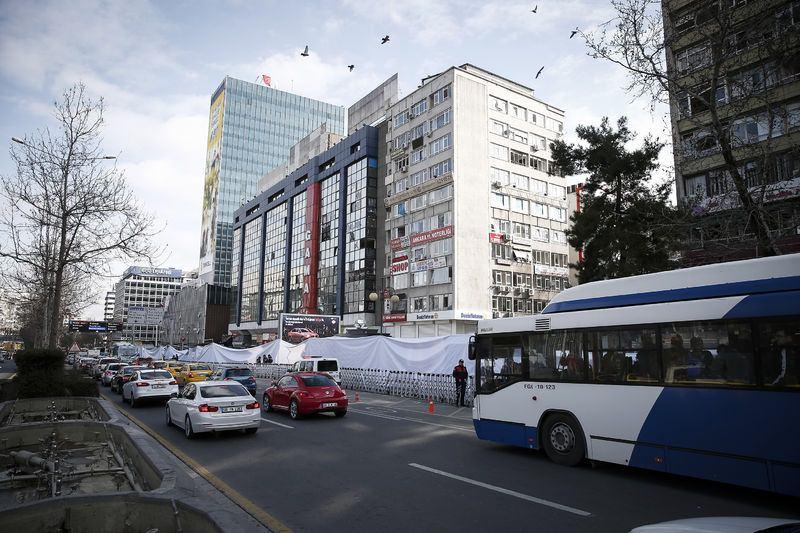 <p>Bulvarın Meşrutiyet Caddesi kesişimi ile Ziya Gökalp Caddesi arasında kalan kısmındaki kaldırımda çekilen brandalar ise henüz kaldırılmadı.</p>
<p> </p>