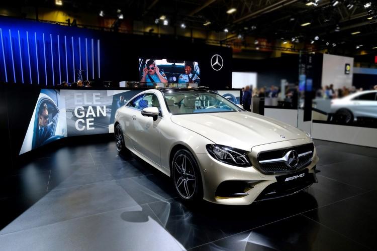 <p>İlk kez Türkiye'de sergilenen bir başka model, <span style="color:#FFA07A"><strong>Mercedes-Benz E-Serisi Coupé</strong></span></p>
