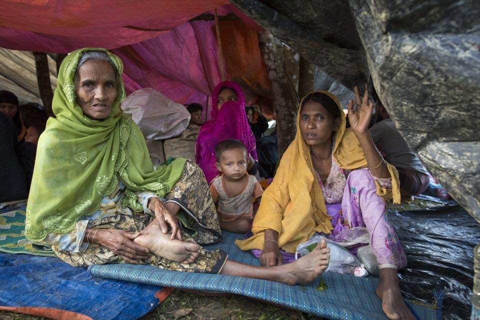 <p>&Ccedil;atışmaların yeniden alevlenmesi &uuml;zerine yaşadıkları yerleri terk etmek zorunda kalan Arakanlılar, Myanmar-Bangladeş sınırındaki alanlarda zor şartlar altında yaşamlarını s&uuml;rd&uuml;rmeye &ccedil;alışıyor.</p>
