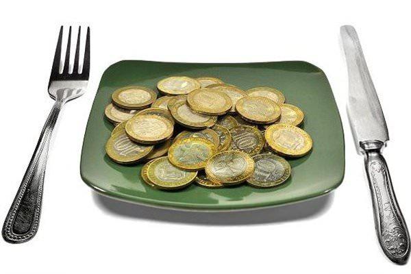 <p>Gelişmekte olan ülkelerde her beş kişiden biri günde 1,25 dolar yani 2,5 TL ile geçinmeye çalışıyor. Dünyanın farklı bölgelerinde bu parayla hangi yiyecekler yenir? İşte o liste...</p>

<p> </p>
