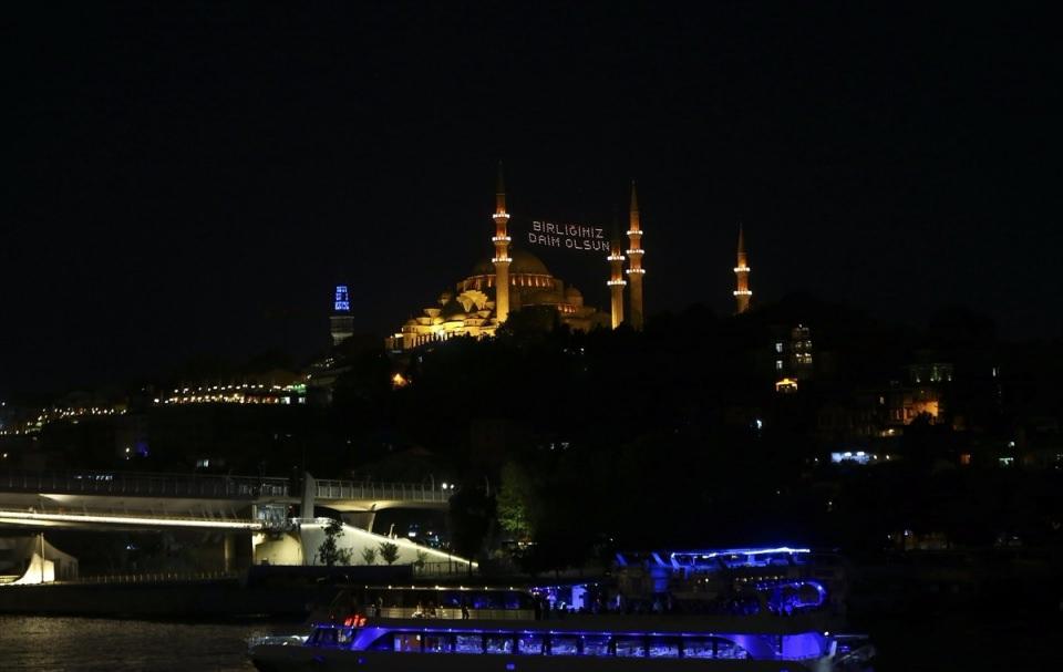 <p>Süleymaniye Cami'sine ''Birliğimiz daim olsun'' yazısı asıldı.</p>