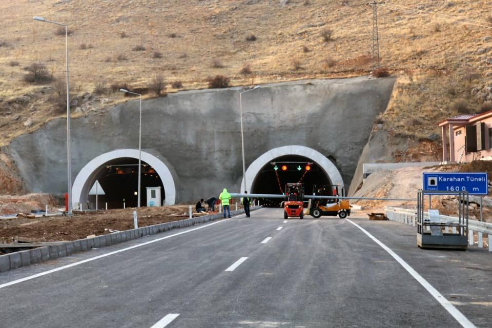 <p>Yapımına 2009'da başlanan, Malatya'nın Darende ve Akçadağ ilçeleri arasındaki Karahan Tüneli'nin kazı destek ve nihai beton kaplaması bitti.</p>
<p> </p>