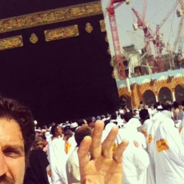 <p>Kozanoğlu umre ziyaretinde çektiği bir fotoğrafa, <strong>"Kainatın en kutsal ve en temiz yeri Kabe'den selam olsun! Yüce Yaratan herkese bu deneyimi nasip etsin"</strong> notunu düştü.</p>