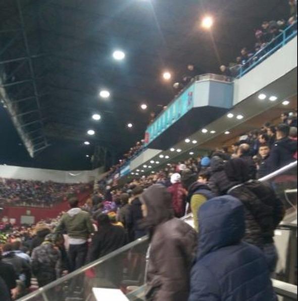 <p>TRABZON'DA 'İSTİFA' SESLERİ<br />
<br />
Fenerbahçe'nin 40. dakikada bulduğu 2. golün ardından Avni Aker'de sesler yükseldi. 43. dakikada Trabzonspor'lu taraftarlar "yönetim istifa" diye tezahüratta bulundular.</p>
