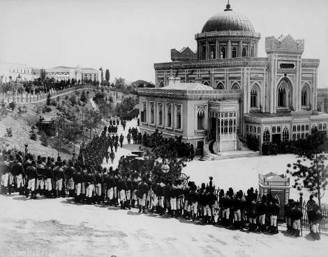 <p>Yıldız (Hamidiye) Camii'nde Cuma Selamlığında resmi geçit, 1880-1893, Beşiktaş</p>

<p> </p>
