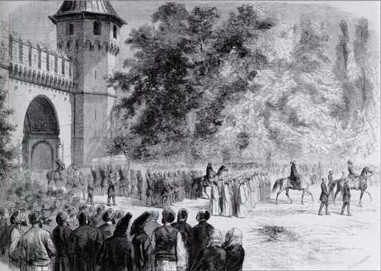 <p>Sebebini hemen belli edecek bu kokunun önüne geçmek için sultanın vücudu önce kokulu sularla yıkanıyor ve bu yıkamadan iç organlarda nasibini alıyor. Lavman uygulamarıyla içindeki sıvı boşaltılan gövdeye öd ağacı, mürrüsafi, kafiru ve gül suyundan oluşan bir terkip pompalanıyor.</p>
<p> </p>