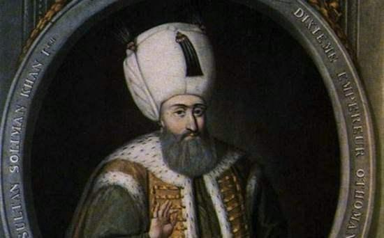 <p>Ağız, burun ve malat içinde bal, öürrüsafi ve öd ağacı bulunan cıvalı bir merhemle siliniyor ve son olarak da vücut misk ve amberle yıkanıyor. 12 kişilik küçük bir cemaatle kılınan cenaze namazını takiben gömülüyor naaş-ı şahane yatağın altında. Padişahın yatağına da onun cüssesinden biri yatırılıyor.</p>
<ul>
</ul>