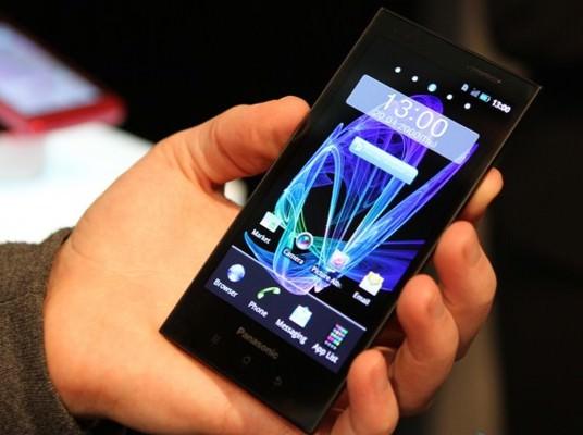 Panasonic P-02E: Panasonic kullanıcılara Eluga isimli 5 inç 1280 x 720 akıllı telefon sunuyor ancak çözünürlüğüssitemi.