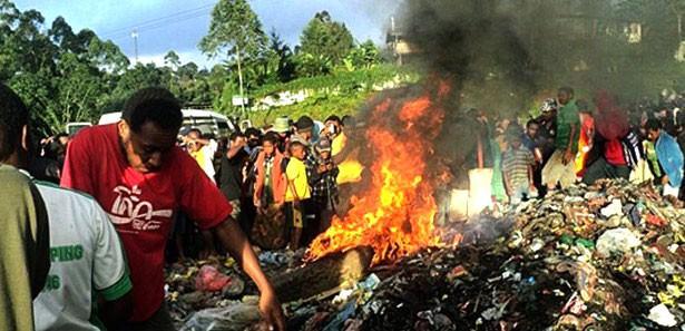 Papua Yeni Gine'de cadılıkla suçlanan 20 yaşındaki bir kadın, güpegündüz yüzlerce kişinin gözü önünde yakılarak öldürüldü.