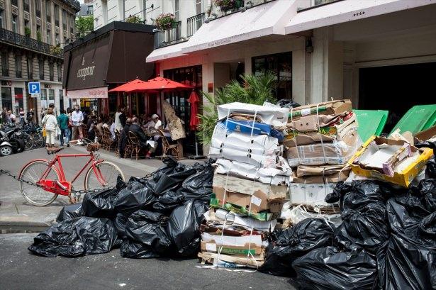 <p>Temizlik iş&ccedil;ileri sendikaların &ccedil;ağrısıyla iş yavaşlatma eylemi ger&ccedil;ekleştiriliyor.</p>
