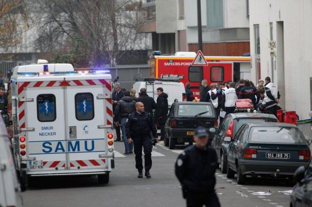 <p>Fransa'nın başkenti Paris'te haftalık karikatür dergisi Charlie Hebdo'nun binasına silahlı saldırı düzenlendi. </p>
