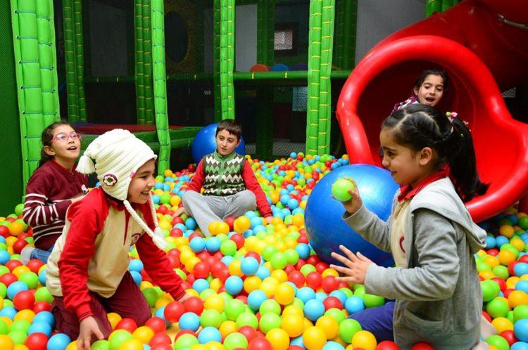 <p>Çocuklarımızı korumak istiyorsak, onlara temiz olmayan elleri ile yiyecek yememeleri gerektiğini çok sık hatırlatmak ve mümkünse park gibi açık alanlarda oynarken yiyecek yemelerine engel olmaktır. </p>