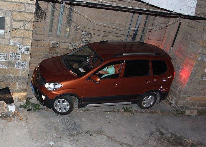 <p>Birazcık şoförlük bilen herkes, paralel park etme konusunda ne kadar yetenekli olduğu konusunda umarsızca hava atar. Ama 31 yaşındaki Chen Zhongliang'ın bu konuda ciddi bir yeteneği var.</p>
