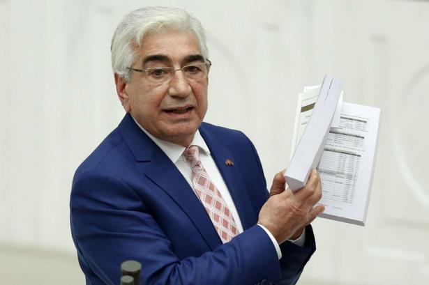 <p>MHP'li Faruk Bal'ın boşanma davası sırasında can güvenliği olmadığı gerekçesiyle Meclis'e giriş yasağı koydurduğu eski eşi Döndü Akkaşoğlu'nun, MHP Çorum'dan aday adayları arasında adı geçiyor.</p>
