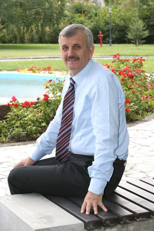 <p>3 dönem kuralına takılan Ankara Milletvekili ve Cumhurbaşkanı Erdoğan'ın özel doktoru Cevdet Erdöl'ün yerine oğlu Fatih Erdöl Ankara'dan aday adayı oldu.</p>