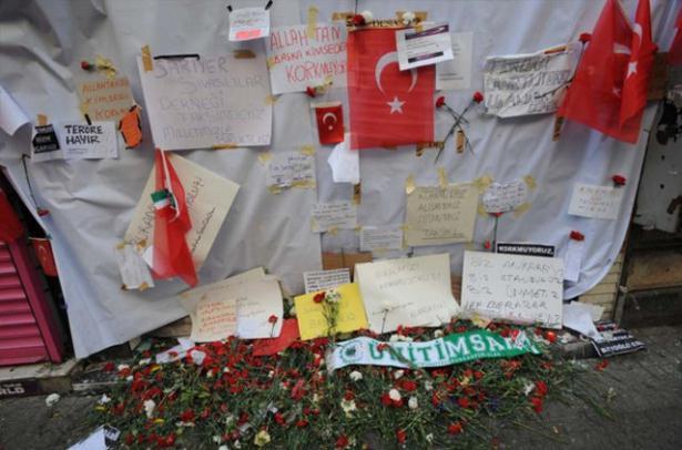 <p>İstiklal Caddesi'nde yaşanan canlı bomba saldırısının 3'üncü gününde İstanbullular, yerli ve yabancı turistler olay yerine gelmeye devam ediyor.</p>
<p> </p>