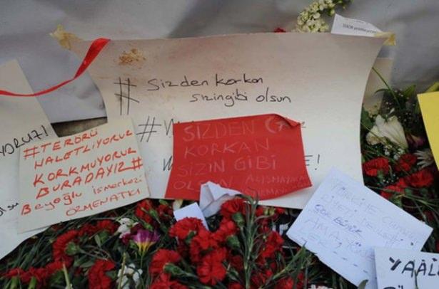 <p>Patlamanın olduğu yere asılan Türk, İran ve İsrail bayrakları dikkat çekti. İşyerlerinin açılmasıyla da duvarlarda açılan delikler ve kırılan camlar ortaya çıktı.</p>
